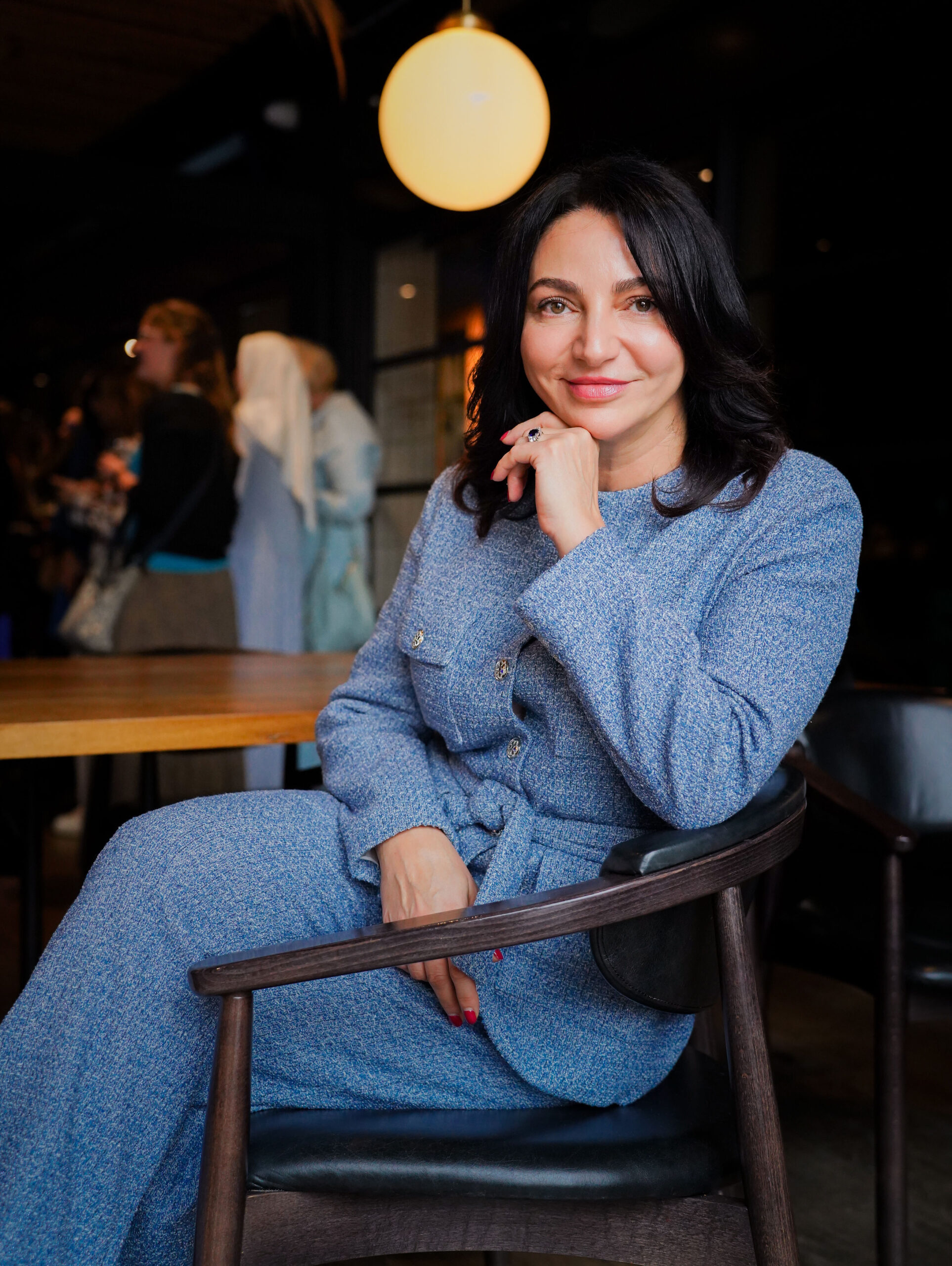 Eteri McKenzie, professional Solution-Focused Hypnotherapist in Edinburgh, sitting in a calm modern space, representing neuroscience-based hypnotherapy for overthinkers and high achievers.