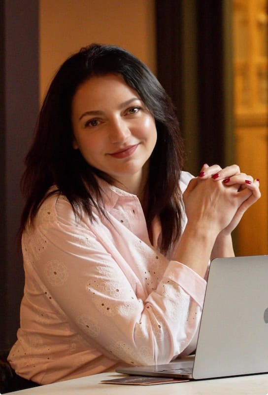 Portrait of Eteri McKenzie, hypnotherapist in Edinburgh specialising in solution focused hypnotherapy for busy professionals dealing with stress and burnout.