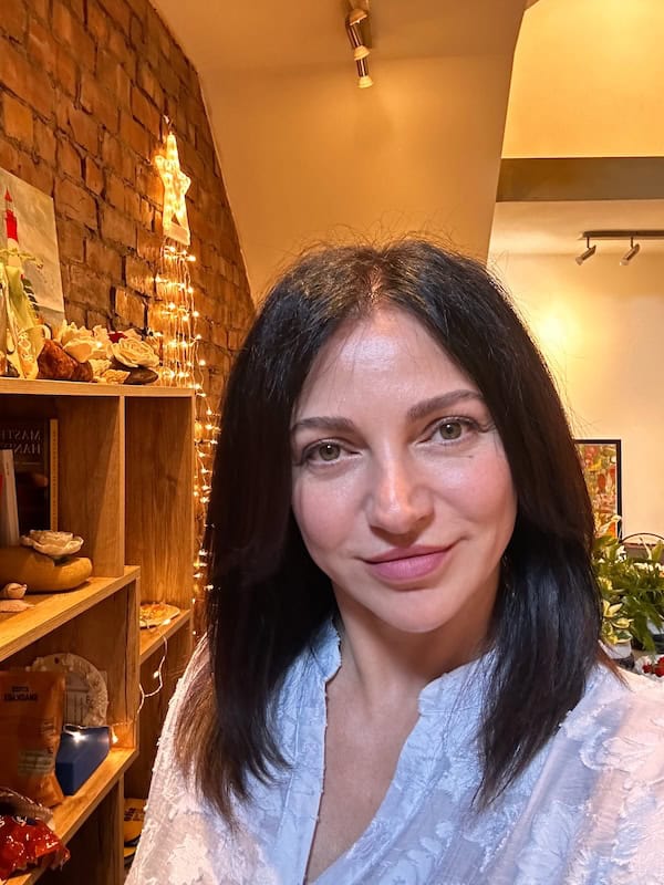 Eteri McKenzie, solution-focused hypnotherapist in Edinburgh.