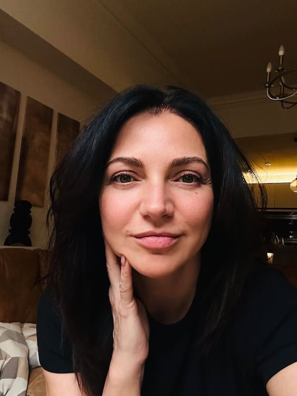 Portrait of Eteri McKenzie, Edinburgh hypnotherapist specialising in neuroscience‑informed hypnotherapy for busy professionals who procrastinate and overthink.